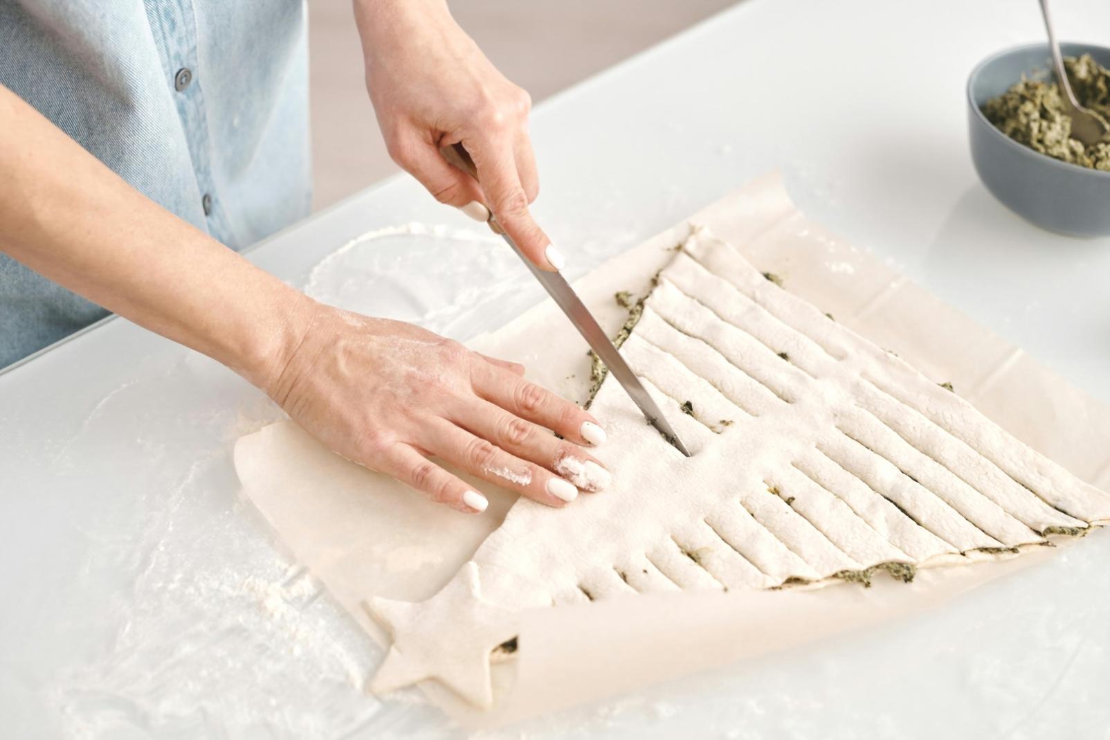 Выпускники программы обучения стрит-фуду работают на кухне во время практического занятия